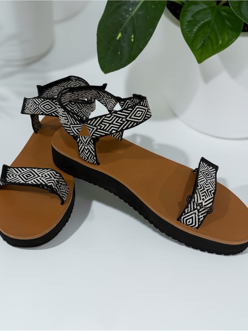 Madewell Black & White Geometric Fabric Adjustable Strap Sandals Size 9 Womens